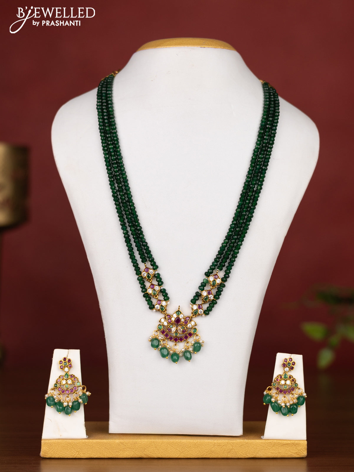 Beaded multilayer green necklace with kemp,cz stones and pearl hangings