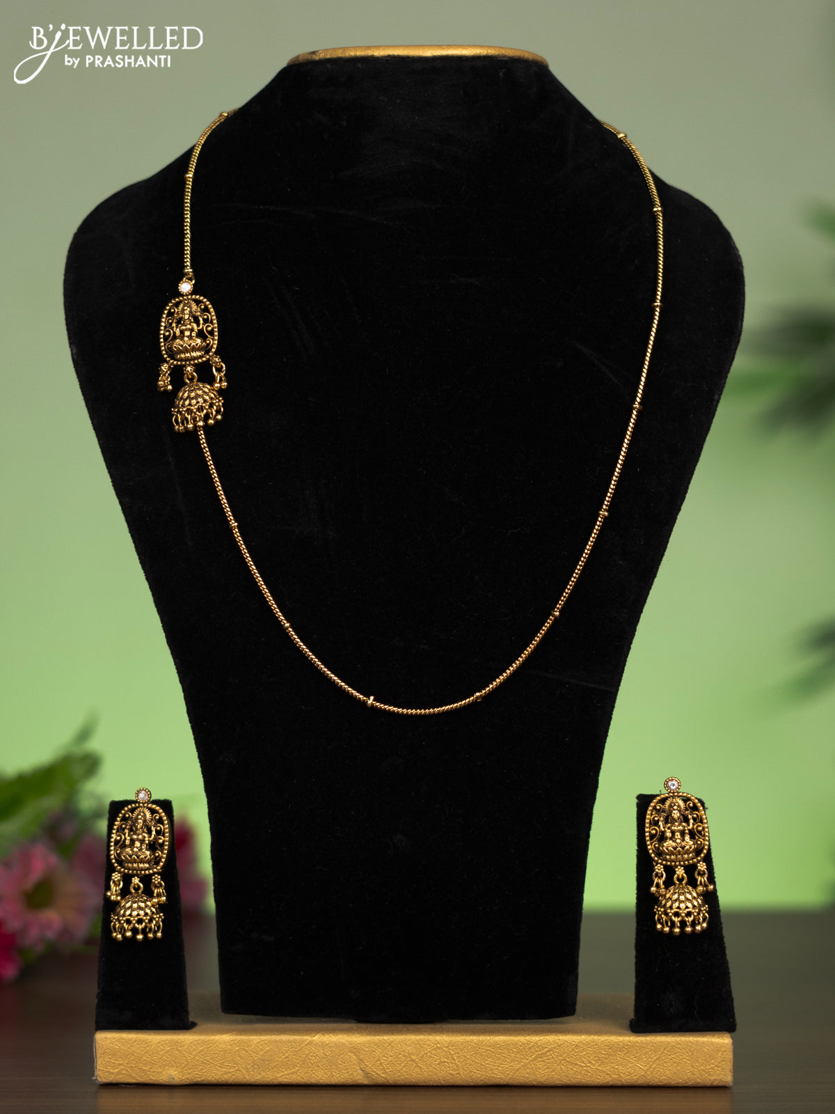 Antique mugappu chain lakshmi pendant with kundan stones and golden beads hangings